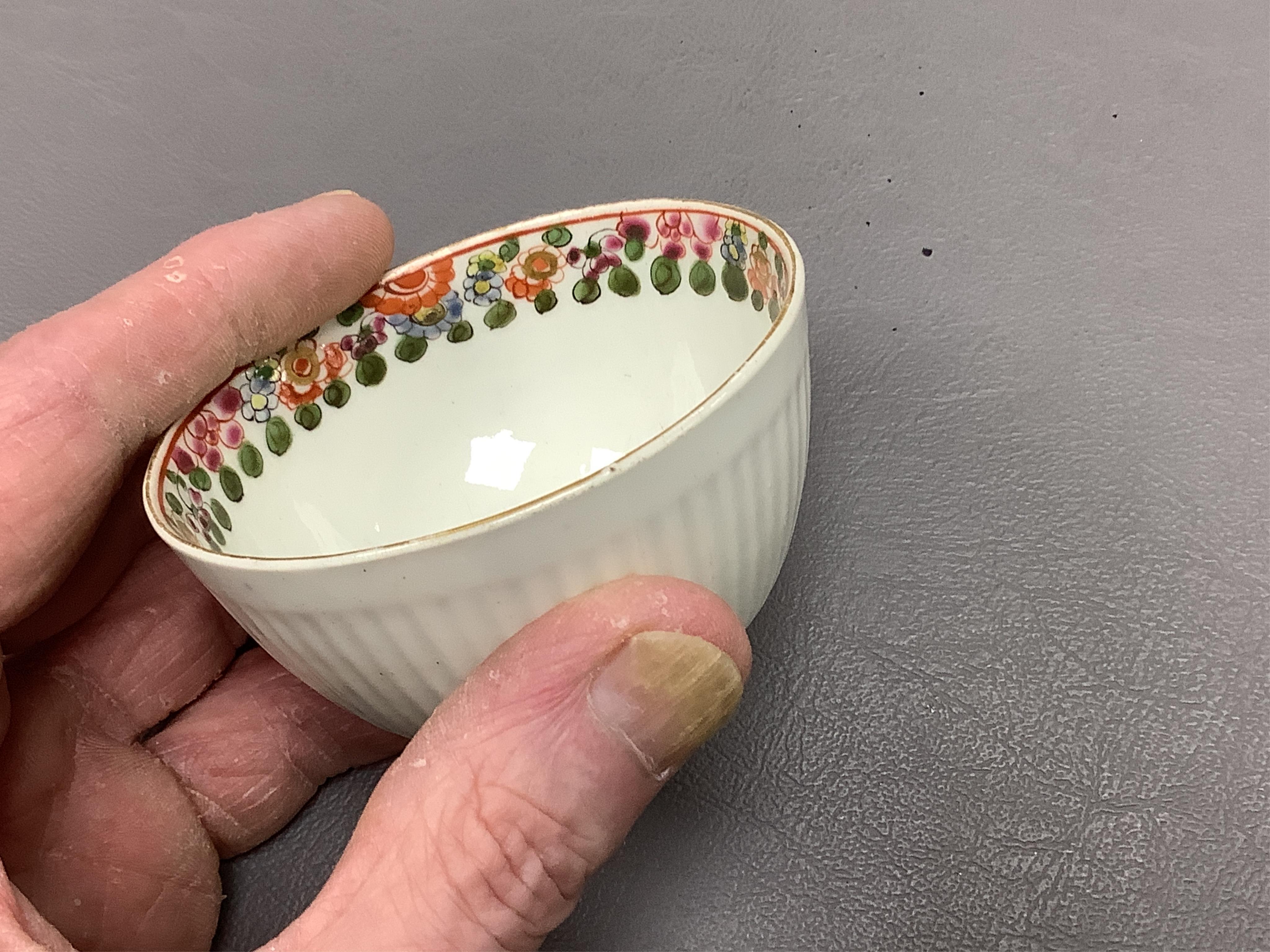 A Worcester Old Worcester Parrot pattern tea bowl and saucer, c.1765-68, saucer 11.5cm in diameter